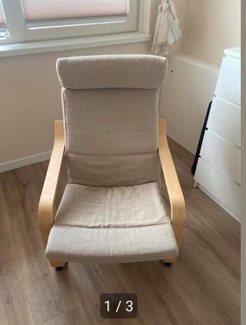 Gezellige fauteuil met houten frame beschikbaar voor biedingen