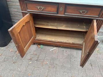 Antiek Kastje met Granieten Blad beschikbaar voor biedingen