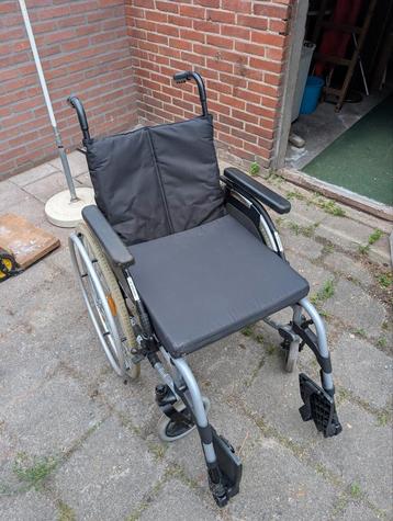 Twee rolstoelen met voetensteun en een rollator  beschikbaar voor biedingen