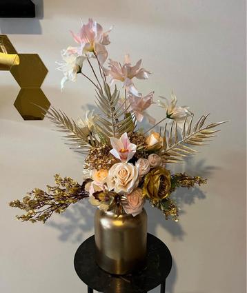 Kunstbloemen met vaas  beschikbaar voor biedingen