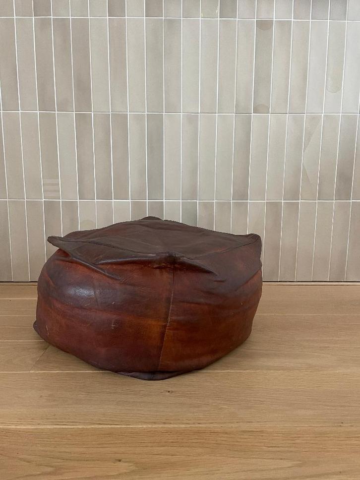 Bruin lederen poef, Huis en Inrichting, Banken | Voetenbanken en Poefen, Zo goed als nieuw, Minder dan 50 cm, Minder dan 50 cm