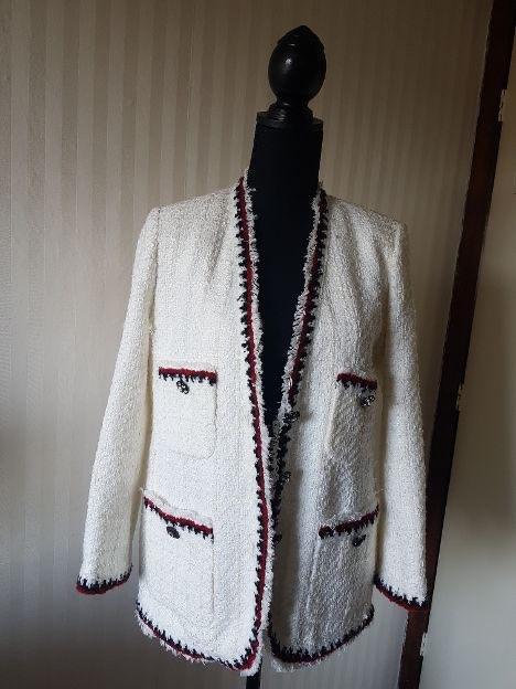 Zara wit boucle tweed jasje met mooie details, maat M 38., Kleding | Dames, Jasjes, Kostuums en Pakken, Zo goed als nieuw, Jasje