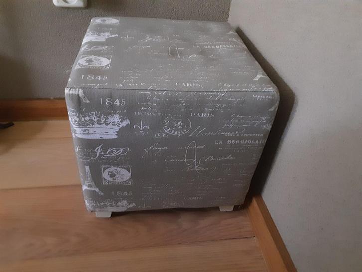 GRATIS Hocker/ Poef, Huis en Inrichting, Banken | Voetenbanken en Poefen, Zo goed als nieuw, 50 tot 75 cm, Minder dan 50 cm, Vierkant