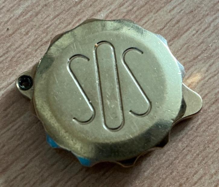 Alles moet weg: SOS talisman goudkleurig, Sieraden, Tassen en Uiterlijk, Kettinghangers, Gebruikt, Overige materialen, Goud, Overige voorstellingen