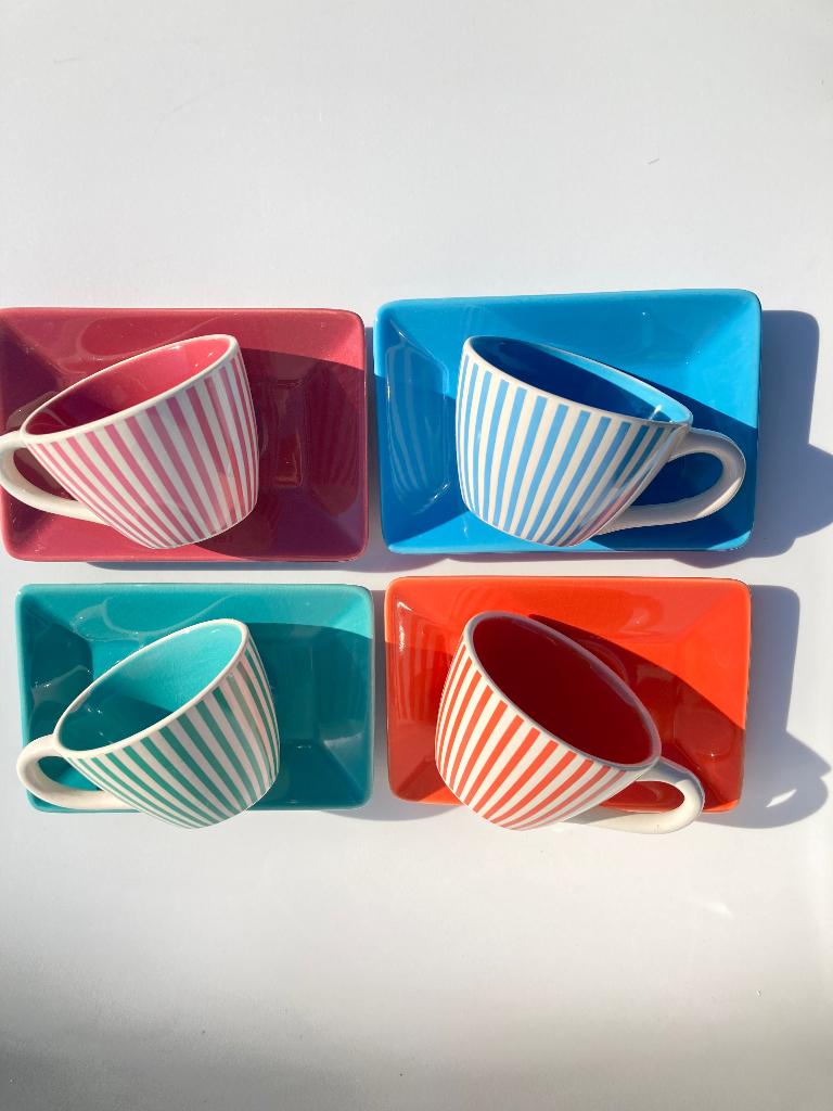Vintage vrolijke espressokopjes kop en schotels Yves Rocher, Huis en Inrichting, Keuken | Servies, Overige materialen, N, N, Ophalen of Verzenden