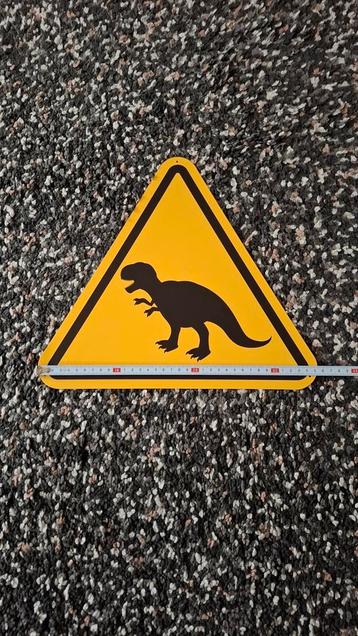 Metalen bord Dino  beschikbaar voor biedingen