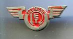 Sportver. R.E.T. rood op zilverkleurig broche ( F_092 ), Verzamelen, Speldjes, Pins en Buttons, Nieuw, Transport, Verzenden