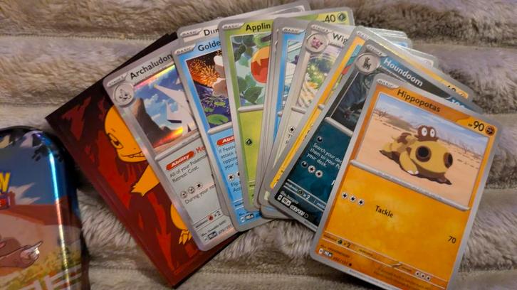 Pokémon Kaarten Tin - Holo, Reverse Holo + Verrassing!, Hobby en Vrije tijd, Verzamelkaartspellen | Pokémon, Zo goed als nieuw
