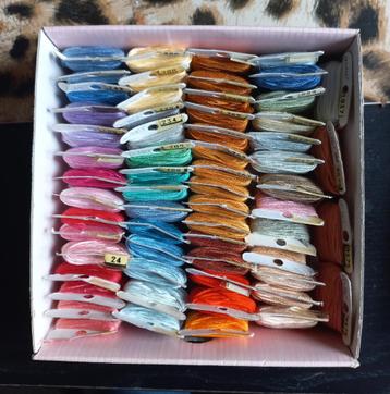 Veel restjes Anchor en DMC borduurzijde in ladekastje  beschikbaar voor biedingen