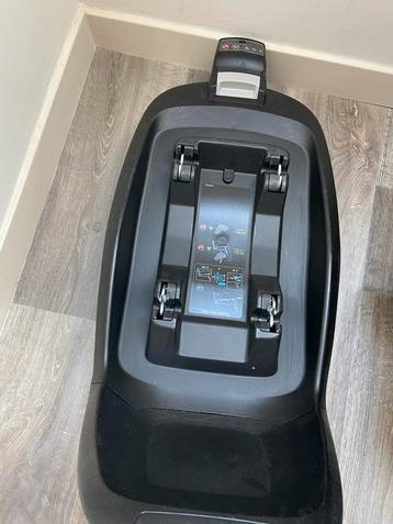 Mooie Maxi-Cosi Pebble+ en Familyfix one size base beschikbaar voor biedingen