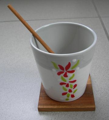 Beker Set.Bestaande uit grote beker en lang houten lepeltje beschikbaar voor biedingen