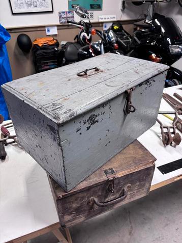 Vintage timmermanskist zonder inhoud beschikbaar voor biedingen