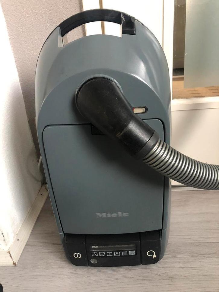 Miele stofzuiger –donker grijs– 1400W – compleet, Witgoed en Apparatuur, Stofzuigers, Zo goed als nieuw, Ophalen of Verzenden