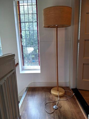 Staande lamp met houtmotief  beschikbaar voor biedingen