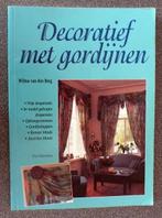 Boek Decoratief met gordijnen. 1995. zgan.Totaal 64 pagina's, Hobby en Vrije tijd, Naaien en Fournituren, Ophalen of Verzenden