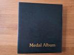 Leeg Medal Album met insteekvellen Medaille, Medailles, Postzegels en Munten, Overige materialen, Ophalen of Verzenden, Buitenland