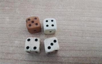 4 antieke dobbelstenen,been en bakeliet  beschikbaar voor biedingen