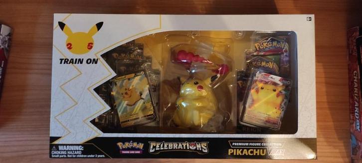 Celebrations Premium Figure Collection: Pikachu VMAX, Hobby en Vrije tijd, Verzamelkaartspellen | Pokémon, Nieuw, Boosterbox, Foil