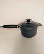 Le Creuset gietijzeren steelpan met deksel, Huis en Inrichting, Keuken | Potten en Pannen, Gietijzer, Frankrijk, Ophalen of Verzenden