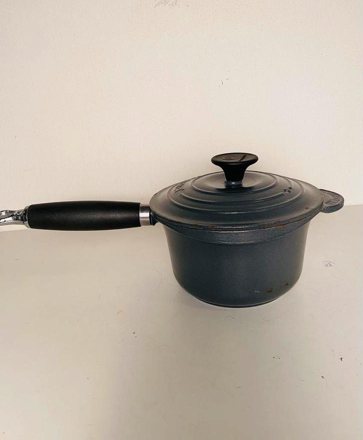 Le Creuset gietijzeren steelpan met deksel, Huis en Inrichting, Keuken | Potten en Pannen, Zo goed als nieuw, Koekenpan of Braadpan