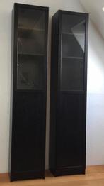 Twee zwarte Billy boekenkasten / vitrinekasten, Huis en Inrichting, Ophalen, Minder dan 50 cm, Met deur(en), Zo goed als nieuw