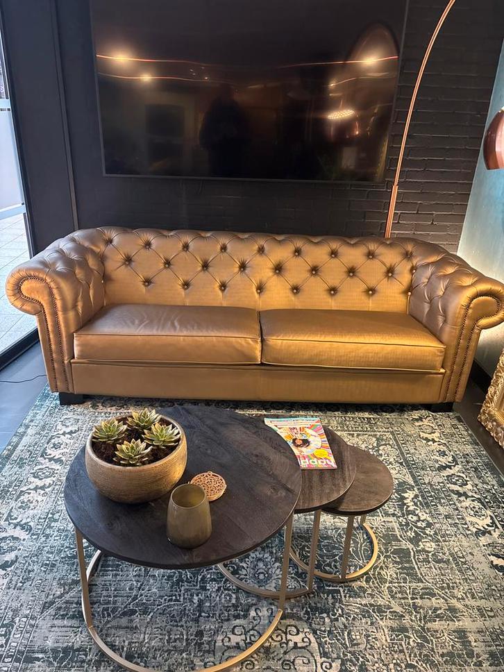 Unieke Gouden Chesterfield Bank! Z.G.A.N. uniek exemplaar, Huis en Inrichting, Banken | Bankstellen, Zo goed als nieuw, Rechte bank