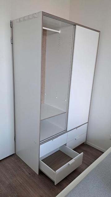 Witte kledingkast met schuifdeuren en laden  beschikbaar voor biedingen