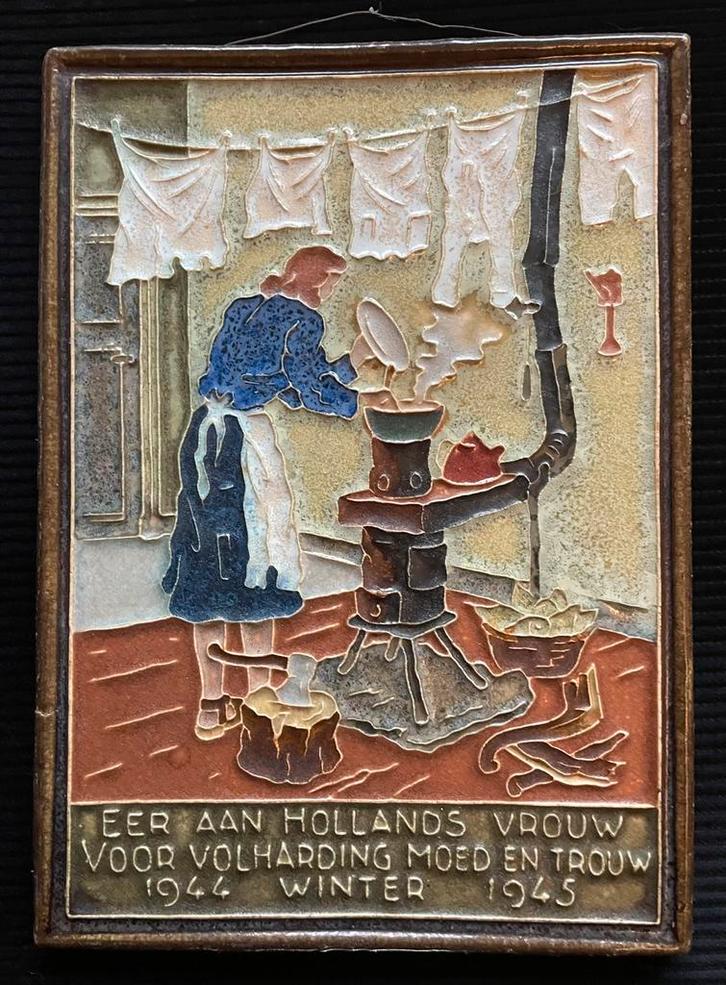 Porceleyne Fles cloisonné tegel “Eer Aan Hollands Vrouw”, Antiek en Kunst, Antiek | Wandborden en Tegels, Ophalen of Verzenden