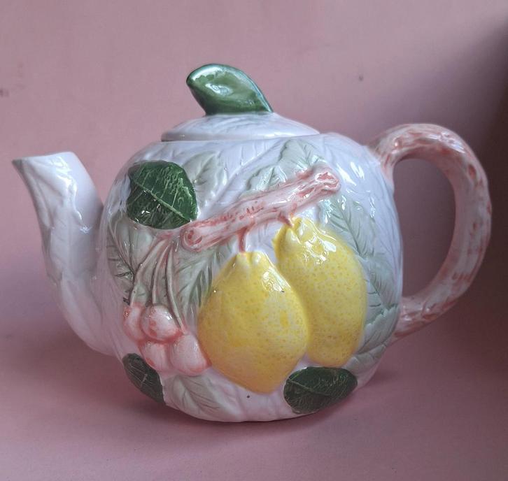 Barbotine Theepot Set - Druiven & Citroen, Huis en Inrichting, Keuken | Servies, Gebruikt, Kop(pen) en/of Schotel(s), Overige stijlen