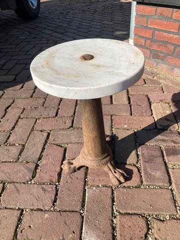 Brocante krukje/ bijzettafeltje met marmeren blad  beschikbaar voor biedingen