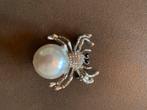 Prachtige spinbroche met een parel als lijfje., Sieraden, Tassen en Uiterlijk, Ringen, Overige materialen, Ophalen of Verzenden