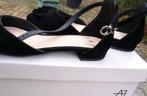 nieuwe schoenen in doos met decoratie voorop, Schoenen met lage hakken, Zwart, Nieuw, Ophalen of Verzenden