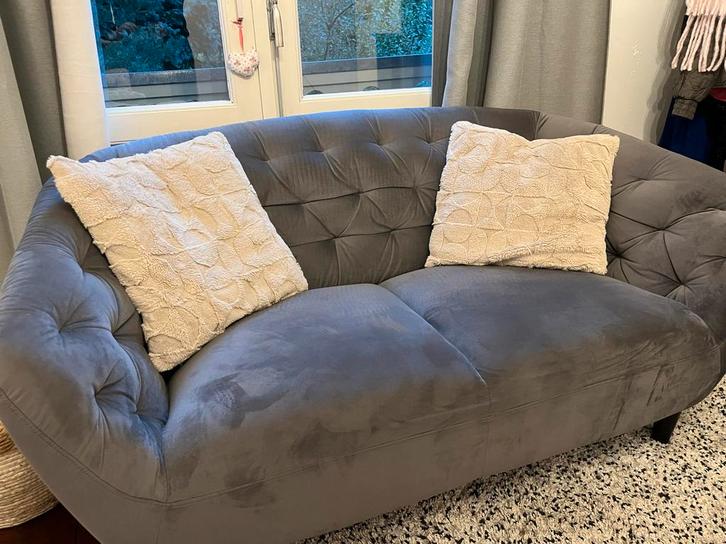 Klein bankje - donkergrijs met houten pootjes, Huis en Inrichting, Banken | Sofa's en Chaises Longues, Gebruikt, Tweepersoons