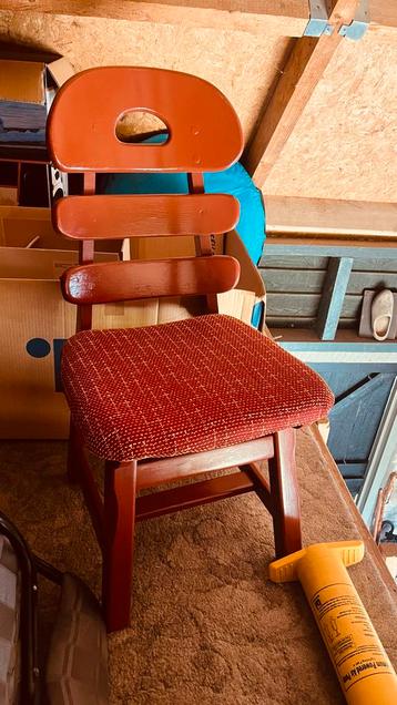 4 Vintage Houten Stoel met Rode Zitting brutalist  beschikbaar voor biedingen