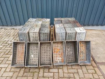 Vintage industriële bakken  beschikbaar voor biedingen