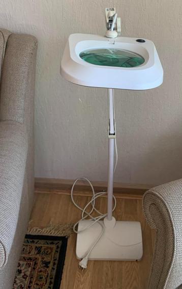 Loeplamp met vergrootglas en verlichting. beschikbaar voor biedingen