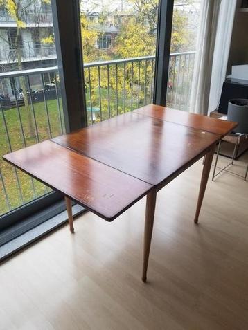 Mooie uitschuifbare eettafel beschikbaar voor biedingen