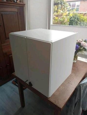 Platsa (keuken)kast met smastad deurtjes en één plank