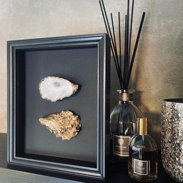 Oesterlijst met 2 Gouden Oesters - Zwarte achtergrond  beschikbaar voor biedingen