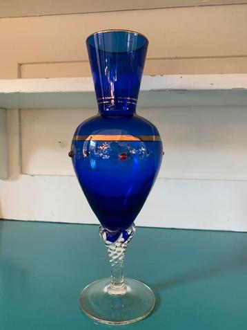 Vintage vaasje van blauw glas, mooi gedecoreerd beschikbaar voor biedingen