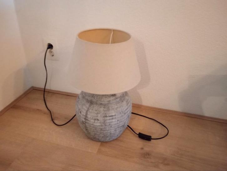 Sfeervolle tafellamp met grijze voet, Huis en Inrichting, Lampen | Tafellampen, Zo goed als nieuw, Minder dan 50 cm, Stof, Overige materialen