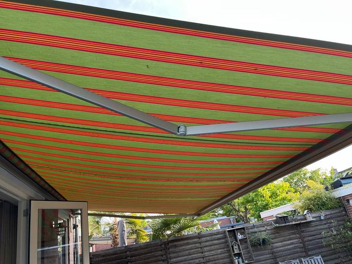 Elektrische Zonnescherm 6 meter (595cm) met afstandsbed., Tuin en Terras, Zonneschermen, Gebruikt, Knikarmscherm, 300 cm of meer