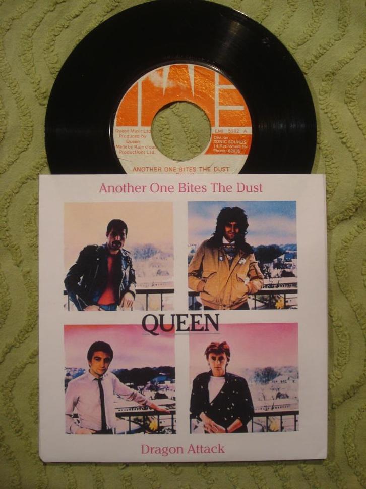 Queen 7” Vinyl Single: Another One Bites The Dust (Jamaica), Cd's en Dvd's, Vinyl Singles, Single, Rock en Metal, 7 inch, Ophalen of Verzenden