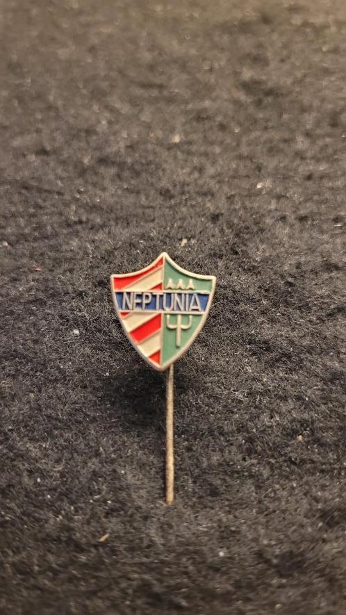 Neptunia speldje, Verzamelen, Speldjes, Pins en Buttons, Zo goed als nieuw, Speldje of Pin, Sport, Verzenden