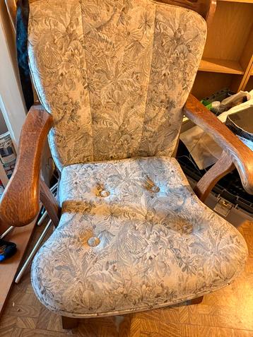 Vintage fauteuil met houten armleuningen beschikbaar voor biedingen