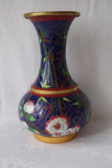 Vintage Chinese cloisonne vaas beschikbaar voor biedingen