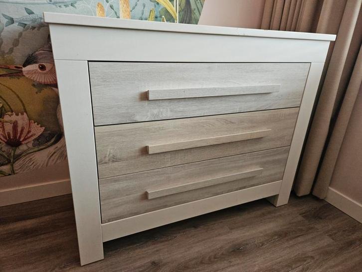 Babykamer van Interbaby - kast, commode, meegroei- ledikant, Kinderen en Baby's, Kinderkamer | Complete kinderkamers, Zo goed als nieuw