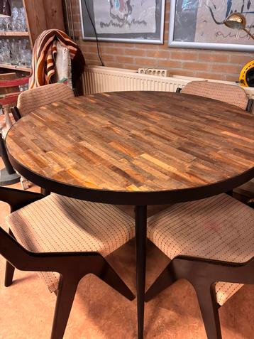 Prachtige tafel dia 120 cm beschikbaar voor biedingen