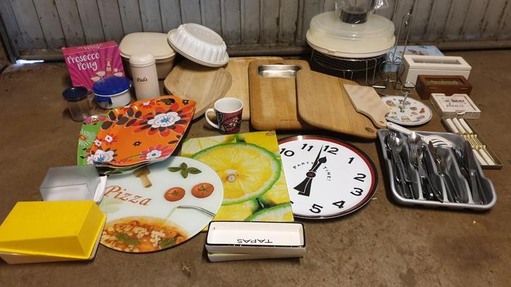 Rommelmarkt/ partij keuken /uitzet met dienbladen, bestek ed, Diversen, Rommelmarktspullen, Zo goed als nieuw, Ophalen of Verzenden