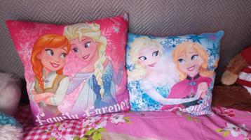 2 Disney Frozen kussens Anna en Elsa